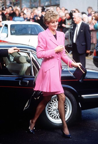 Công nương Diana đẹp kiêu sa với chiếc đầm cổ vest gam hồng hồi năm 1993.   