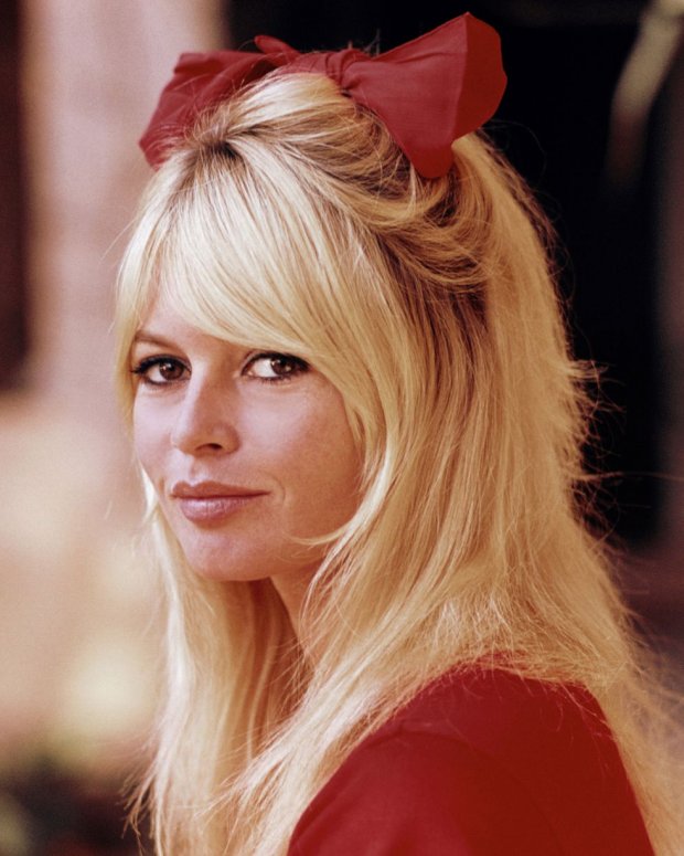 Nơ đỏ của “biểu tượng sex” Brigitte Bardot.    