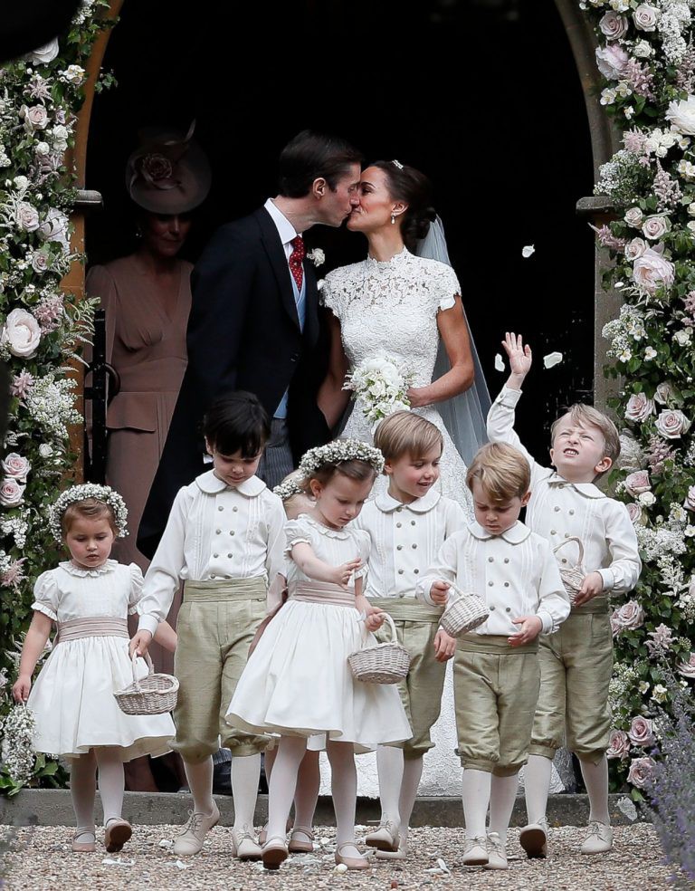 Có thể thấy, váy cưới của em gái Công nương Kate cũng hoàn hảo chẳng kém các cô dâu Hoàng gia.    