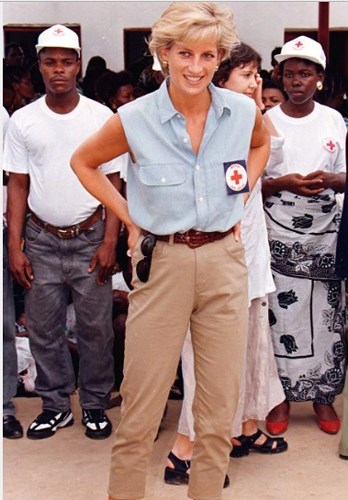 Tuy nhiên, có đôi lúc Công nương Diana lại chỉ giản dị với quần jeans dáng ngắn phối cùng sơ mi đơn thuần vào hồi năm 1997.  