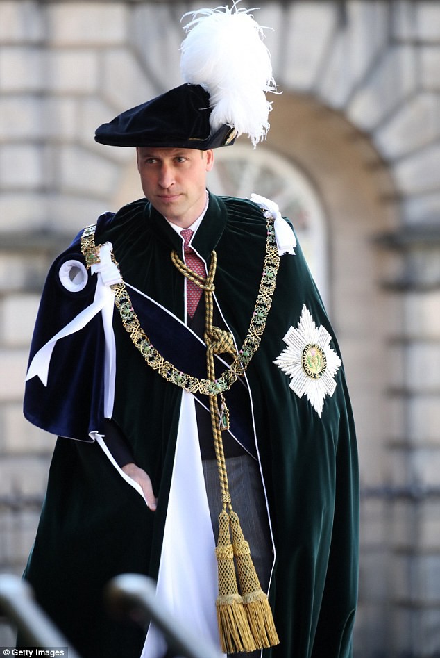 Hoàng tử William cũng mặc bộ trang phục truyền thống của Hoàng gia.    