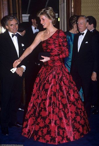  Công nương Diana đẹp như đóa hồng nước Anh tại sự kiện ở Albert Hall năm 1989 khi diện chiếc đầm lệch vai tông đỏ bồng bềnh.  