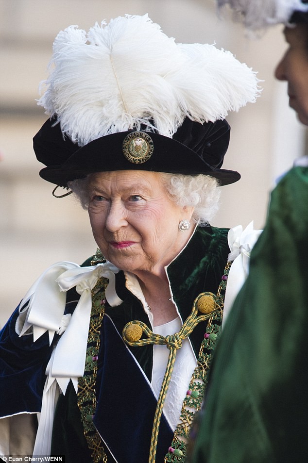 Bộ đầm còn xuyệt tông cùng chi tiết lông vũ đính kết trên mũ của Nữ hoàng.    