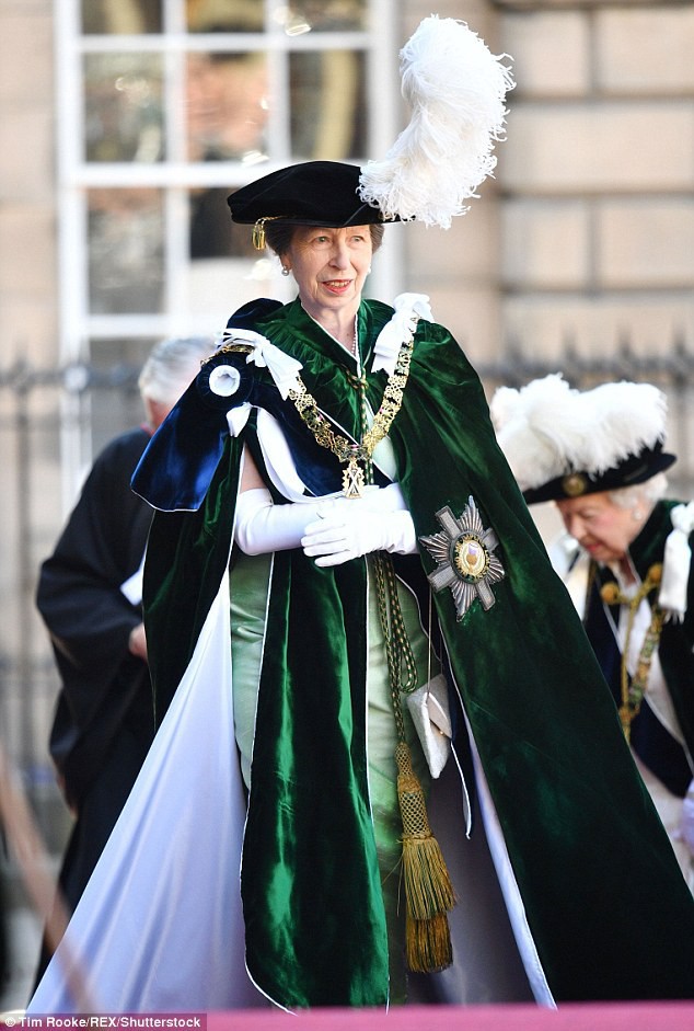 Nếu như Nữ hoàng mặc đầm trắng cùng áo khoác xanh thì Công chúa Anne lại chọn một thiết kế đầm xanh ngọc có tông nhạt hơn so với áo khoác để xuất hiện tại sự kiện này.    