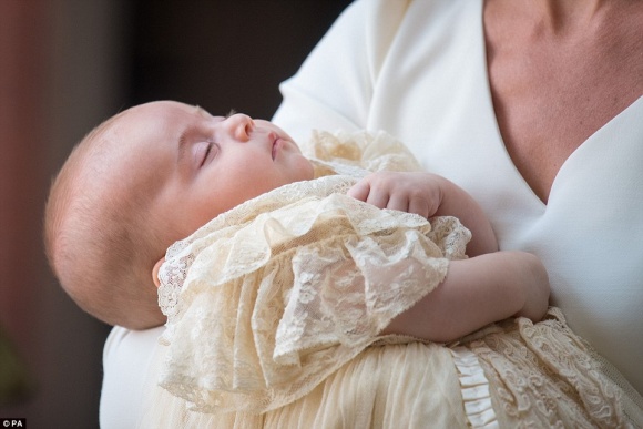 Hoàng tử Louis - con trai út của Hoàng tử William và Công nương Kate Middleton  được làm lễ rửa tội vào ngày 9/7.