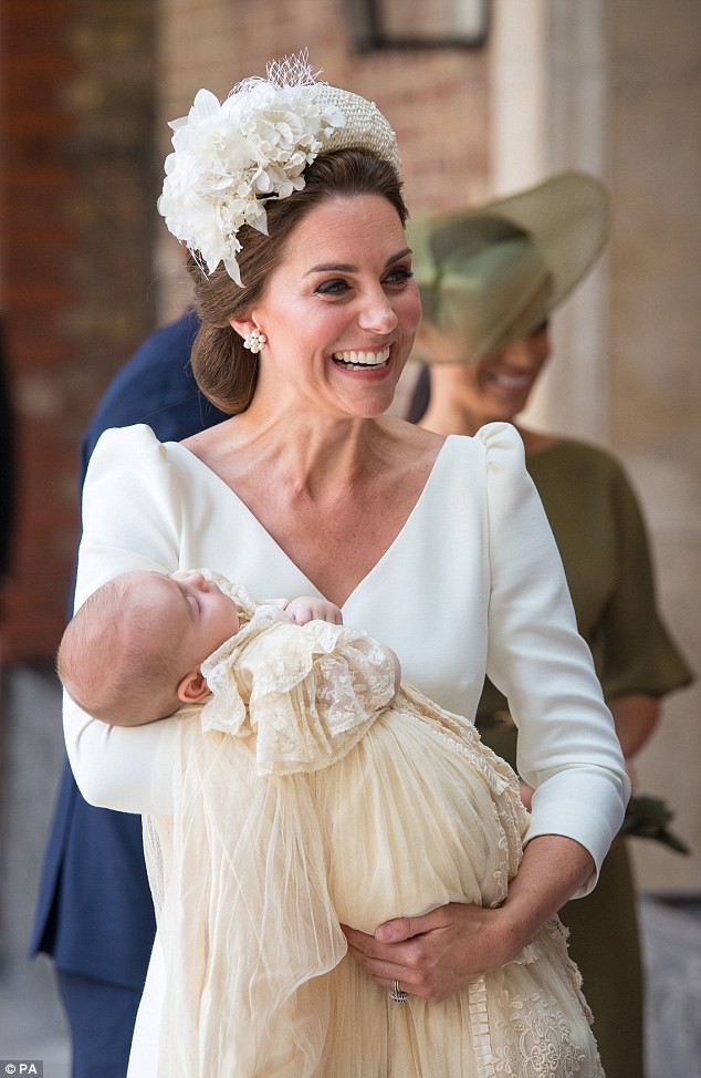 Công nương Kate tiếp tục chọn một thiết kế đầm màu trắng kem của nhà mốt Alexander McQueen tại lễ rửa tội của Hoàng tử út Louis.    