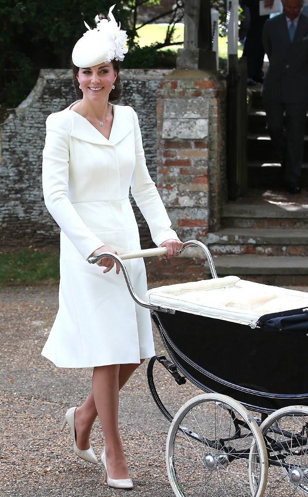 Hai bộ đầm trắng kem của Alexander McQueen mà Công nương Kate từng mặc tại lễ rửa tội Hoàng tử George (2013) và Công chúa Charlotte (2015).    
