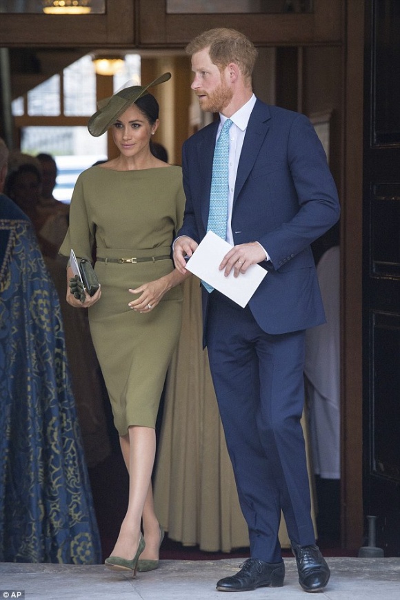 Công nương Meghan Markle với set đồ màu kaki sánh đôi bên Hoàng tử Harry.    