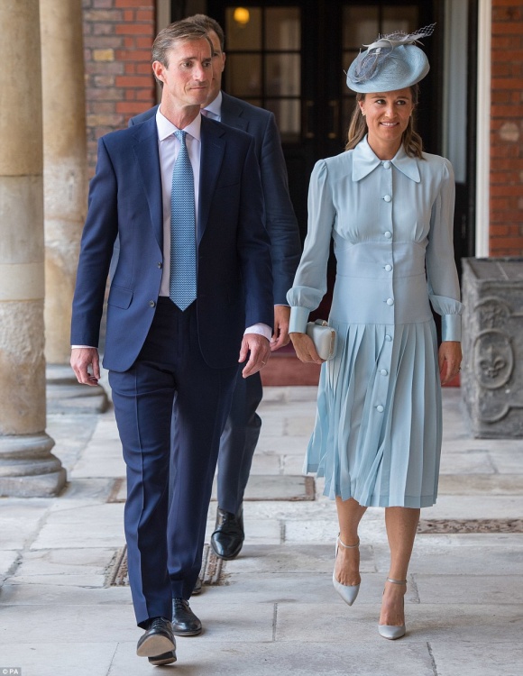 Vợ chồng em gái Công nương Kate Middleton - Pippa Middleton. Pippa chọn váy màu xanh và giày, mũ, túi cùng màu. Cô được trông thấy đi mua sắm ở London vài ngày trước khi tham dự lễ rửa tội của Louis. Pippa hiện mang thai 6 tháng.