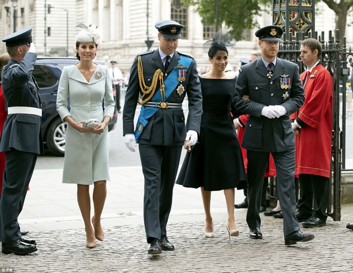 Vợ chồng Công nương Meghan Markle và vợ chồng Công nương Kate Middleton  tham gia buổi lễ kỷ niệm 100 năm Không quân Hoàng gia Anh.