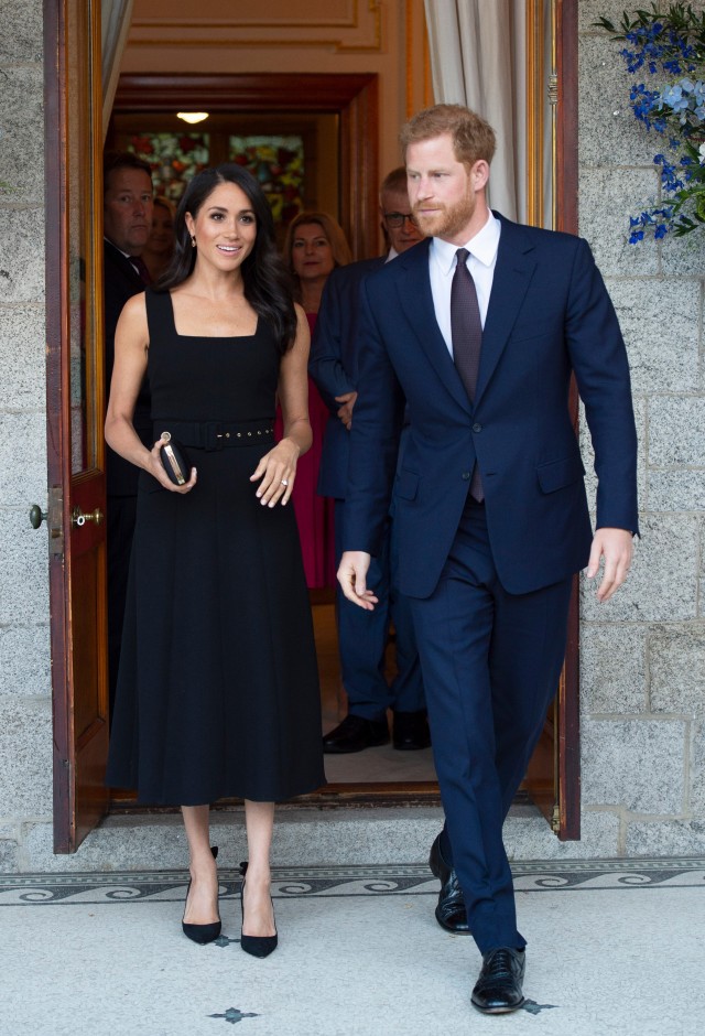 Còn khi tham dự bữa tiệc tại đại sứ quán Anh ở Ireland, cô đã đổi sang mẫu váy đen thiết kế dáng 2 quai bản to của Emilia Wickstead, mix cùng giày cao gót và clutch cầm tay.    