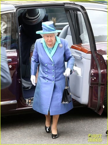 Nữ hoàng Anh xuất hiện với trang phục xanh nổi bật.  