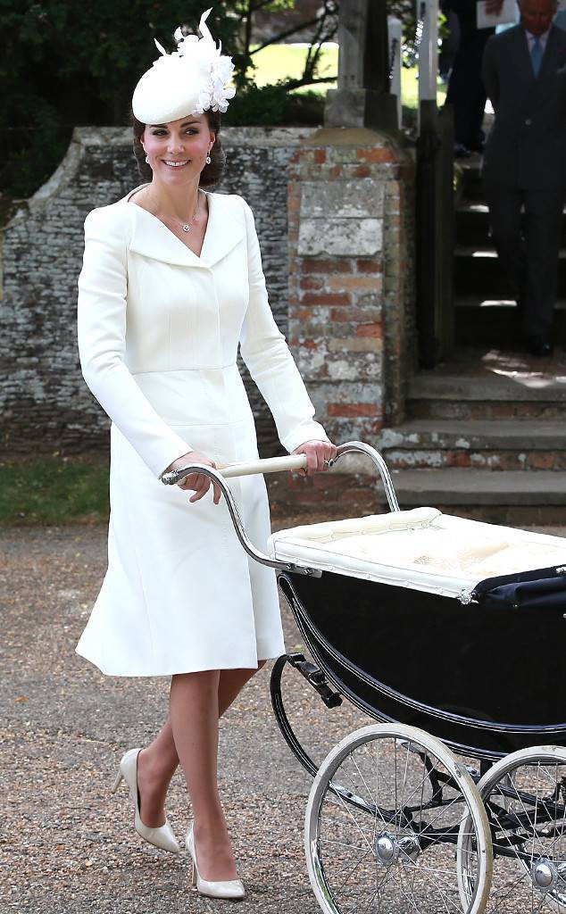 Điểm đặc biệt không bao giờ thiếu trong mỗi lần xuất hiện của Công nương Kate chính là những chiếc mũ cầu kỳ đính hoa trên tóc. Điều này thể hiện việc gìn giữ truyền thống của Hoàng gia Anh.