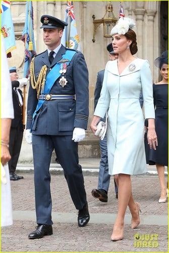 Trong khi đó, Công nương Kate Middleton diện bộ đầm xanh nhạt của nhà mốt Alexander McQueen.  