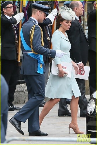 Trong khi vợ chồng Hoàng tử Harry thoải mái thể hiện tình cảm bằng cách khoác tay nhau, Công nương Kate và chồng giữ khoảng cách lịch sự tại sự kiện.  