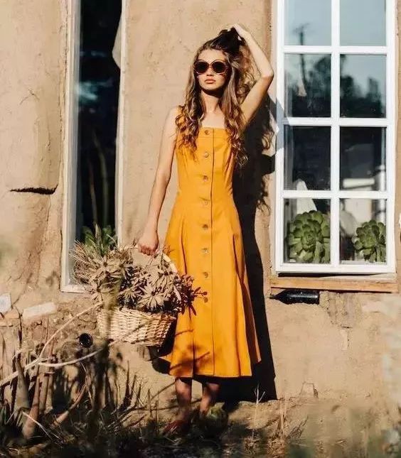 Không có đai thắt eo nhưng vẫn tôn dáng nhờ thiết kế váy midi dáng xòe nhẹ. Gam màu vàng cam cũng là một hot trend không thể làm ngơ trong hè này. Với thiết kế này đảm bảo vóc dáng bạn có không thật sự thon gọn thì vẫn tôn dáng vô cùng đấy.    
