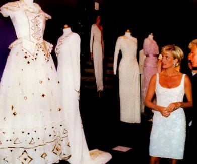 Trong buổi đấu giá năm 1997, công nương đã bán đấu giá 79 chiếc váy nổi tiếng nhất của mình để quyên góp cho quỹ từ thiện điều trị ung thư và nghiên cứu về HIV/ AIDS. Số tiền thu được từ buổi đấu giá lên đến 3,25 triệu đô la nhưng số phận trớ trêu đã cướp đi sinh mệnh người phụ nữ nhân ái này khi bà còn rất nhiều kế hoạch còn dang dở.