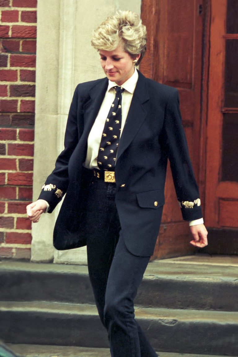 Chiếc áo khoác cải tiến với miếng đệm vai đã trở thành xu hướng trong những năm 80, 90.     