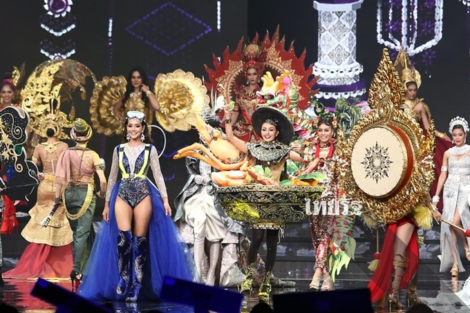 77 người đẹp Hoa hậu Hòa bình Thái Lan đầu tư ý tưởng độc đáo cho phần thi trang phục truyền thống khiến khán giả bất ngờ.   