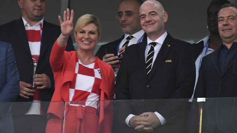 Xuất hiện trên hàng ghế khán đài trong trận tứ kế World Cup 2018, Tổng thống Croatia Kolinda Grabar-Kitarovic thu hút nhiều ống kính phóng viên bởi nụ cười rạng ngời, vẻ đẹp thân thiện và đặc biệt là chiếc áo cổ vũ đội tuyển quốc gia Croatia.