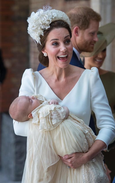 Công nương Kate mặc váy màu trắng kem của Alexander McQueen tại lễ rửa tội của Louis    
