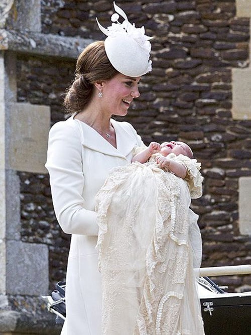 Nữ công tước xứ Cambridge hạnh phúc khi bế con gái trong lễ rửa tội của cô bé năm 2015.