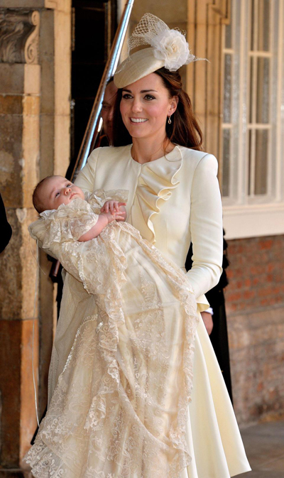 Hoàng tử George và mẹ ton sur ton trong lễ rửa tội năm 2013.