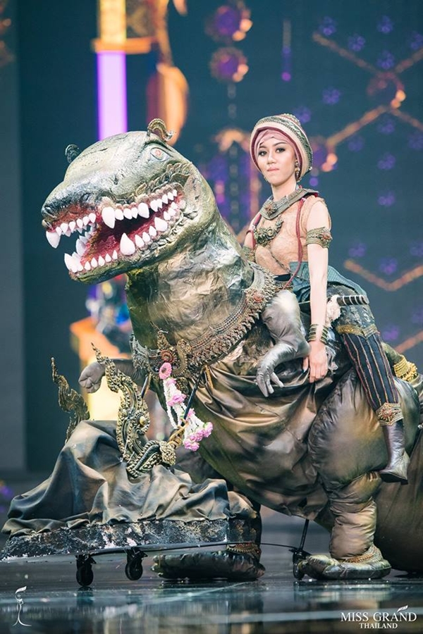 Sự sáng tạo, đột phá của các thí sinh được thể hiện qua những bộ trang phục truyền thống độc đáo. Một thí sinh đã sử dụng mô hình con khủng long và diện lên sân khấu.