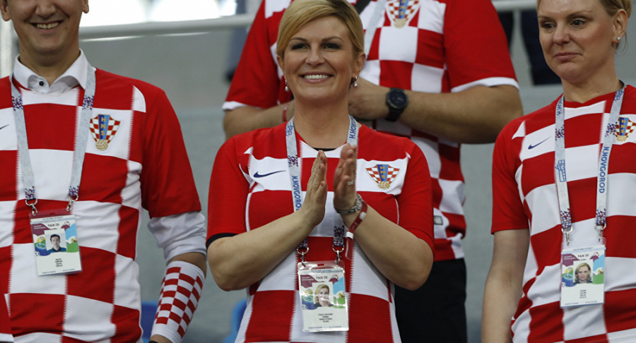 Nữ Tổng thống mặc áo cổ động viên ủng hộ đội tuyển quê nhà.  