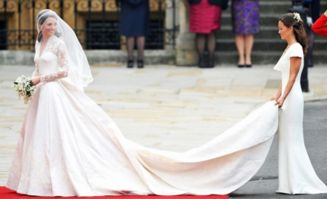 Đây được xem là chiếc váy cưới đẹp nhất trong lịch sử Hoàng gia  