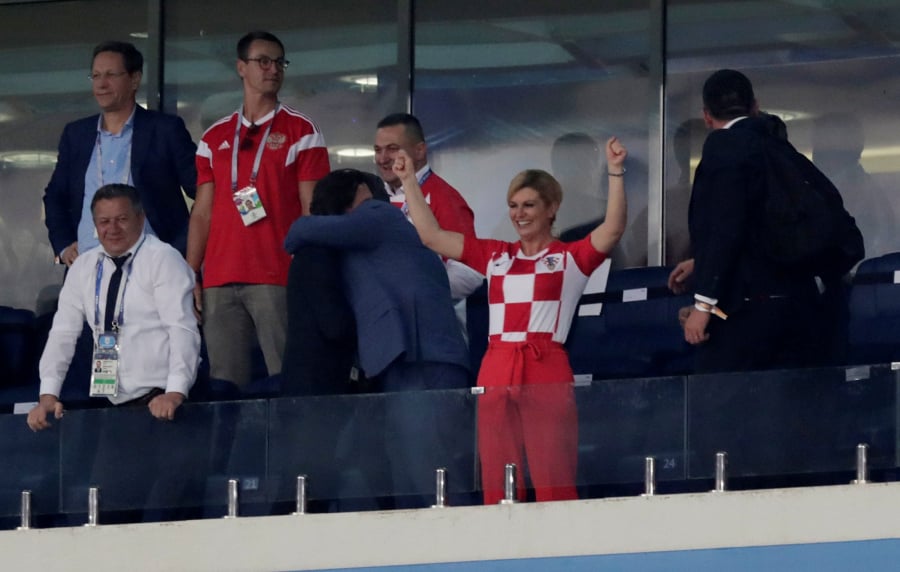Tổng thống hòa chung niềm hạnh phúc của cổ động viên Croatia khi đội tuyển nước này chiến thắng Nga với tỉ số 4 - 3.  