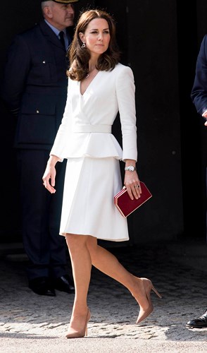 Có thể thấy, phong cách ăn mặc tiêu biểu của Kate đó chính là kín đáo, không quá phô trương nhưng vẫn tôn lên vẻ đẹp rạng ngời.   