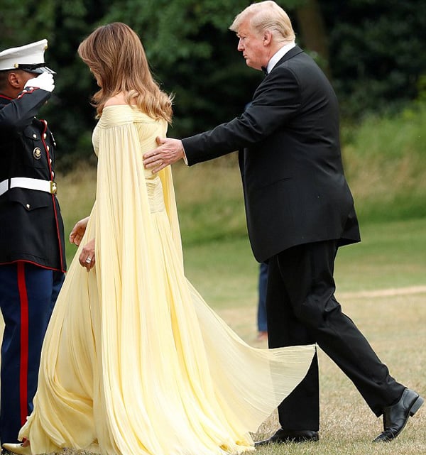 Ông Trump lịch thiệp đỡ lưng vợ