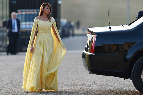 Bà Melania diện váy đến từ thương hiệu Pháp J. Mendel khi dự tiệc chiêu đãi của Thủ tướng May