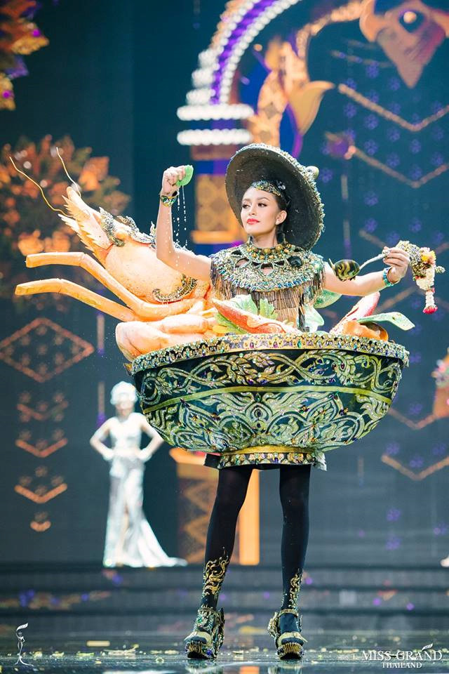 Không chỉ biến thành con vật, các thí sinh còn biến hoá sáng tạo với nhiều loại hình văn hoá đặc trưng khác của Thái Lan đặc biệt là ẩm thực. Một người đẹp đã tự biến mình thành tô tom yom, món ăn đặc sản của đất nước này trên sân khấu cuộc thi Hoa hậu Hòa bình. Cô còn đem một trái chanh lên sân khấu và vắt vào 
