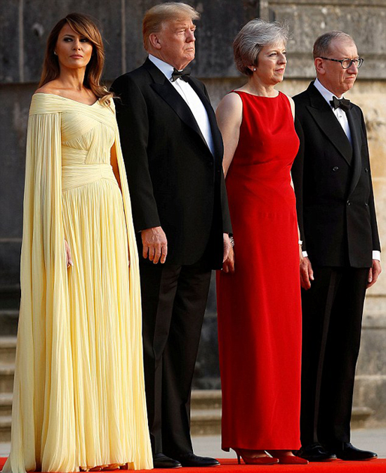 Cặp vợ chồng quyền lực nhất nước Mỹ được vợ chồng Thủ tướng Anh, bà Theresa May và chồng, ông Philip tiếp đón tại cổng cung điện.