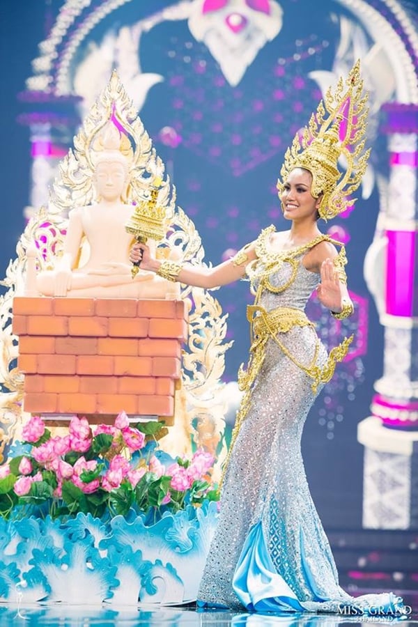 Người đẹp đại diện tỉnh Phayao còn đưa cả tượng Phật lên sân khấu minh họa cho ý tưởng phần thi của mình.    