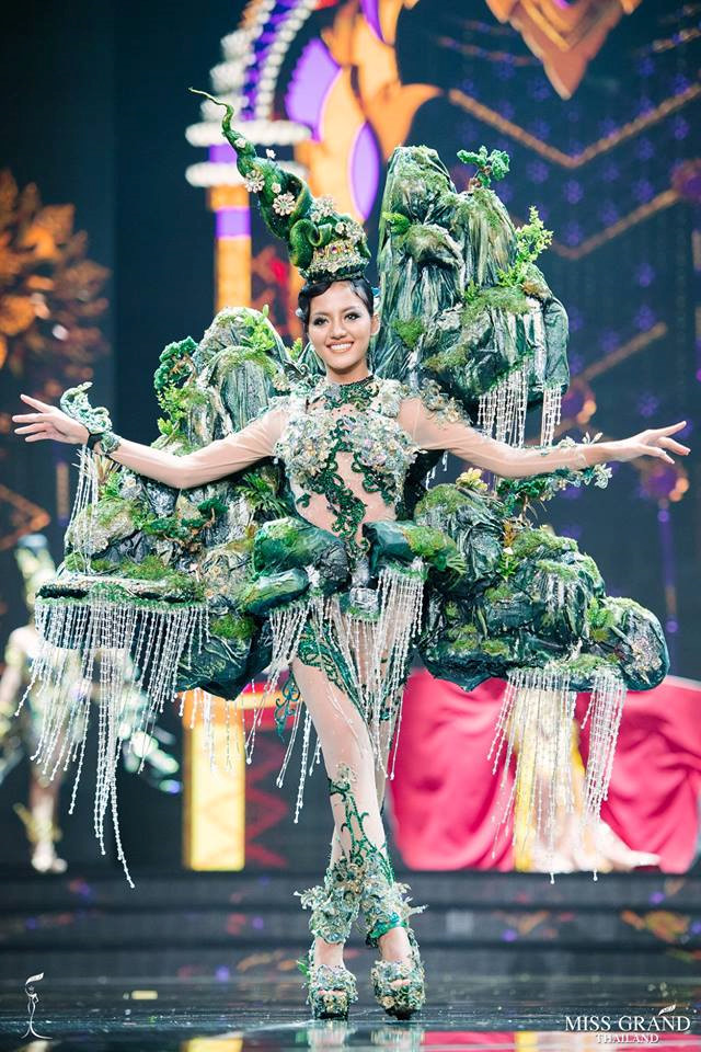 Một thí sinh khác diện bộ trang phục lấy cảm hứng từ núi rừng hùng vĩ ở Thái Lan. Những chi tiết trên bộ cánh được đính kết cầu kỳ, lấp lánh tạo ra tổng thể bắt mắt. 