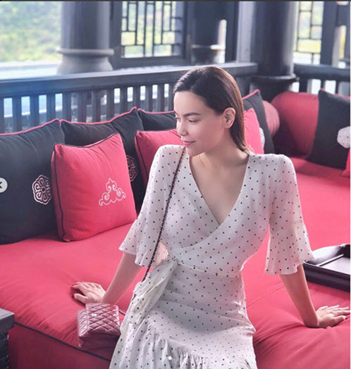 Hà Hồ mảnh mai trong chiếc váy vintage chấm bi đen trắng. Cô mặc nó trong dịp đi nghỉ dưỡng ở Đà Nẵng cùng người tình Kim Lý.    
