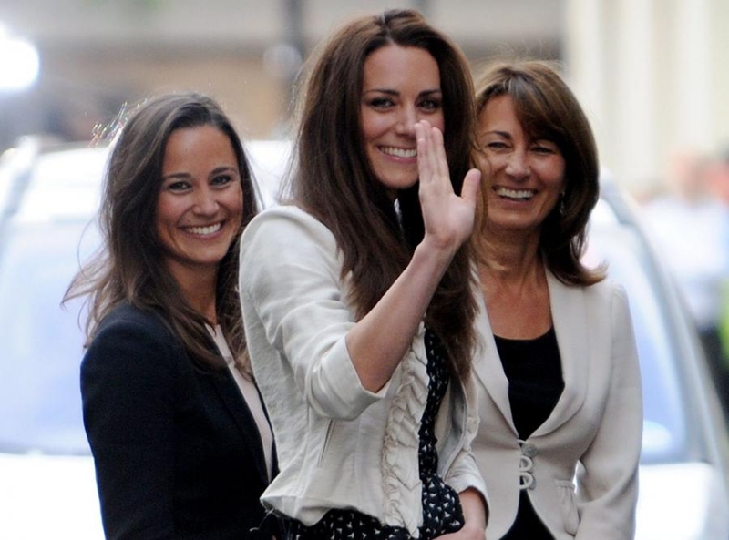 Pippa Middleton (trái) – em gái của Công nương Kate và bà Carole Middleton (phải) – mẹ của Công nương Kate.    