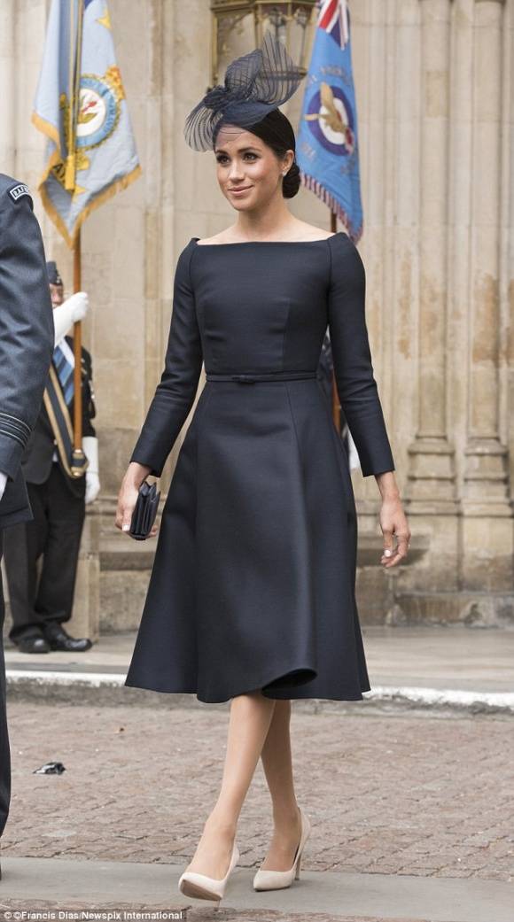 Chỉ 2 tháng về làm dâu Hoàng gia, Công nương Meghan Markle đã tốn 155.000  bảng Anh cho những bộ trang phục cô mặc trong các sự kiện.