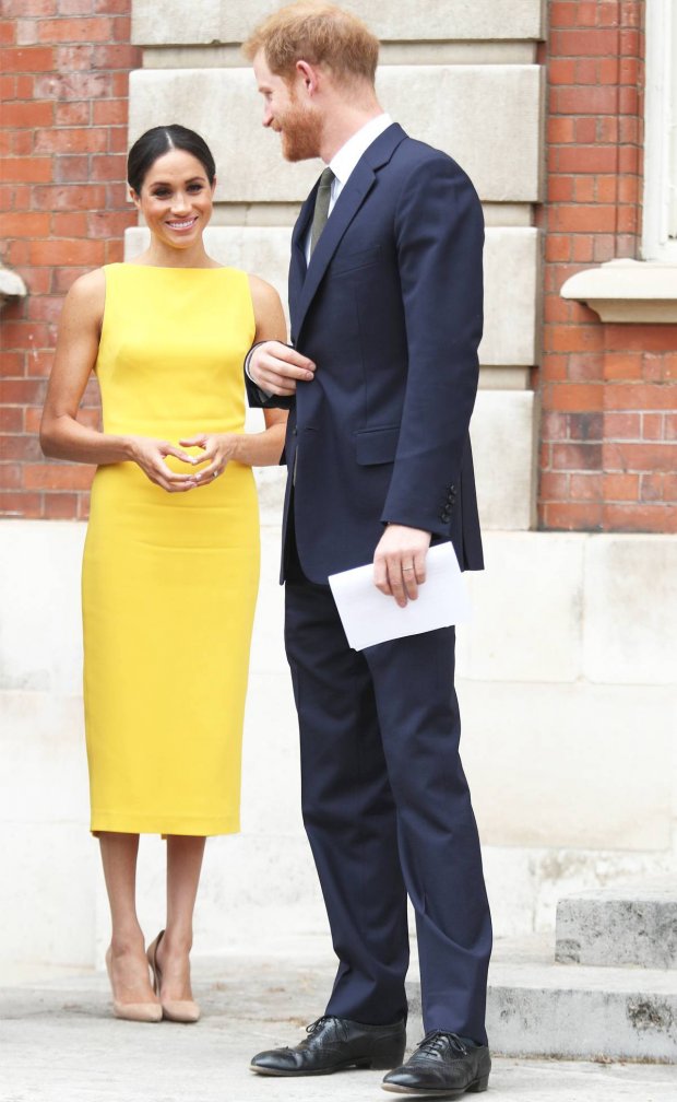 Theo đó, ngày 5/7 khi tham dự sự kiện ‘Your Commonwealth’ tại Luân Đôn công nương đã chọn 1 chiếc váy cổ thuyền cạn màu vàng sáng khiến mình nổi bật, rực rỡ trong mọi khuôn hình.