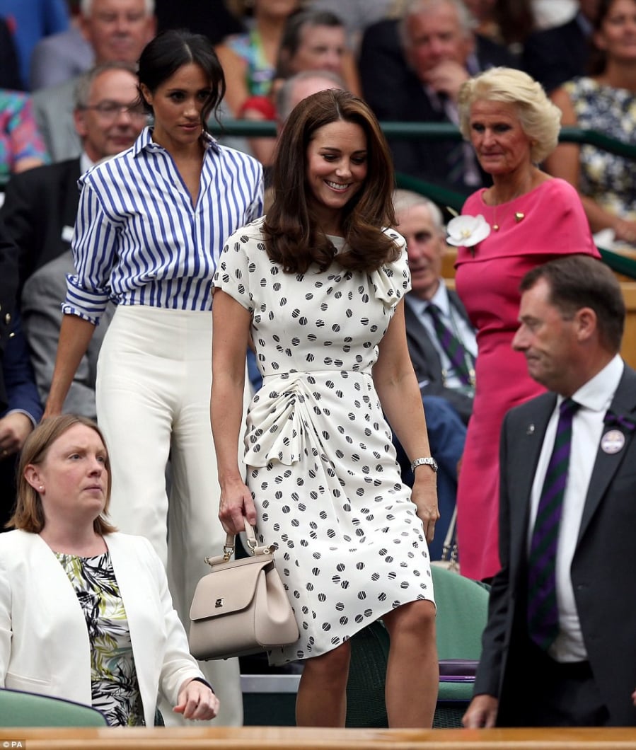 Công nương Kate và em dâu Meghan cùng nhau tới câu lạc bộ All England để theo dõi các trận đấu chung kết đơn nam và nữ trong khuôn khổ giải Wimbledon.