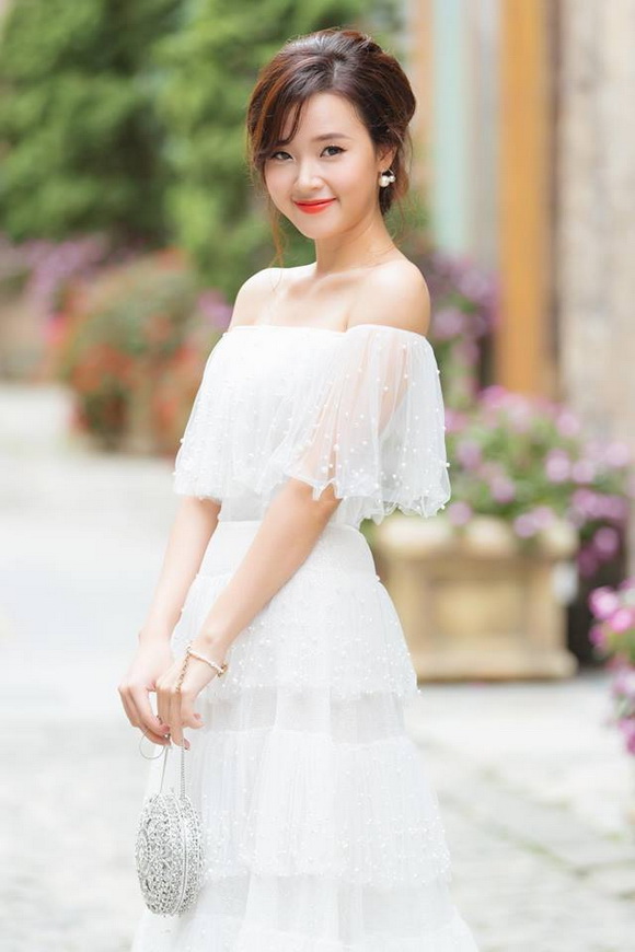 Xuất hiện trong fashion show được tổ chức tại Đà Nẵng mang tên Dạo bước trên mây, Midu xuất hiện như nàng công chúa xinh đẹp, thu hút mọi ánh nhìn của giới mộ điệu.    