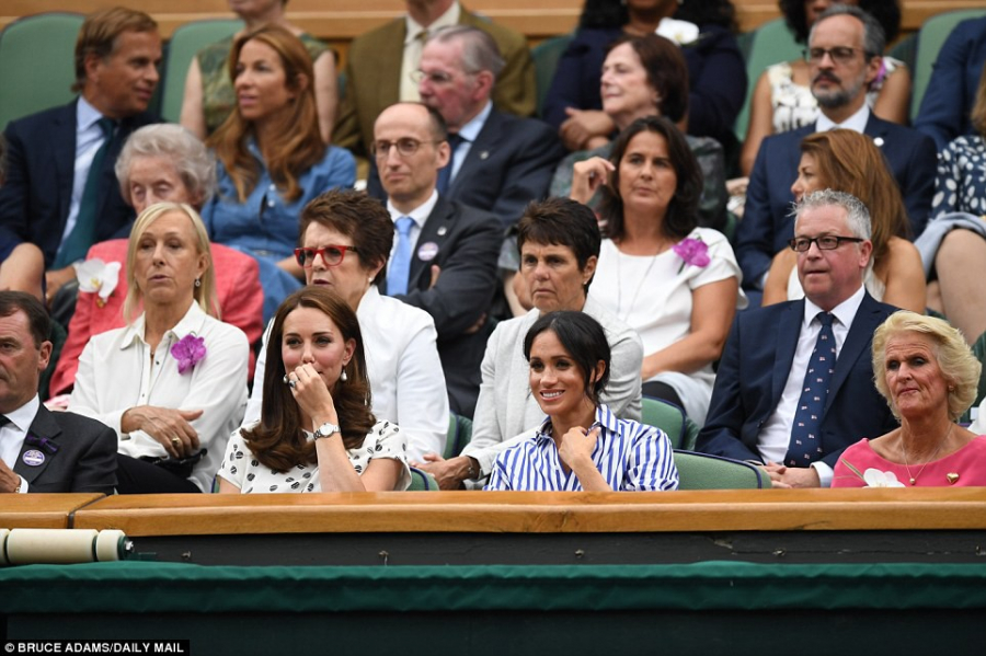 Cả hai ngồi trong khu vực dành cho người hoàng gia, xung quanh là các khán giả đến cổ vũ cho các tay vợt.    