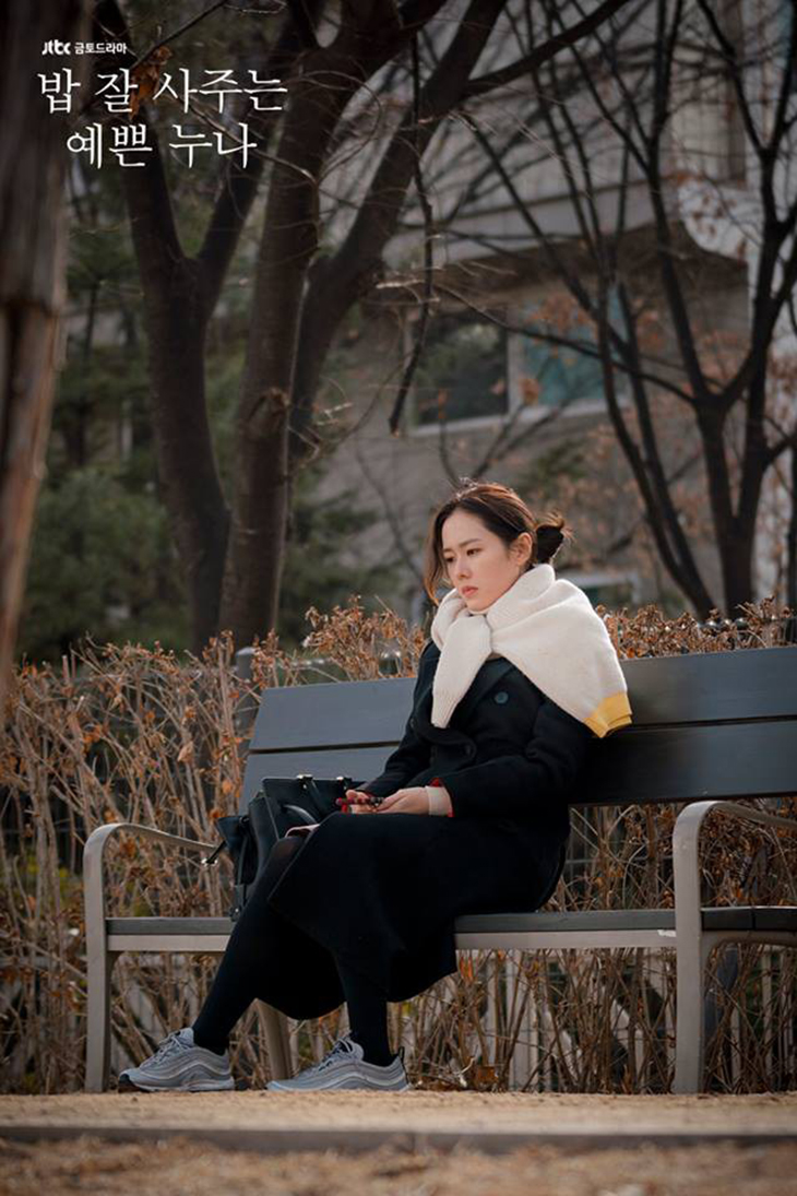 “Chị đẹp” Son Ye Jin mang đến cách phối đồ mới mẻ cho mùa Thu – Đông khi biến tấu áo len màu kem thay cho chiếc khăn choàng quen thuộc.    