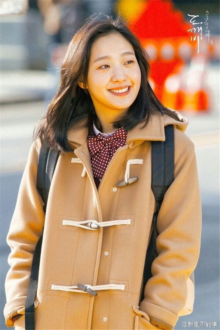 Kim Go Eun đã tái khẳng định sức hút chưa bao giờ giảm của áo khoác dạ khi xuất hiện trong phim Yêu tinh.    
