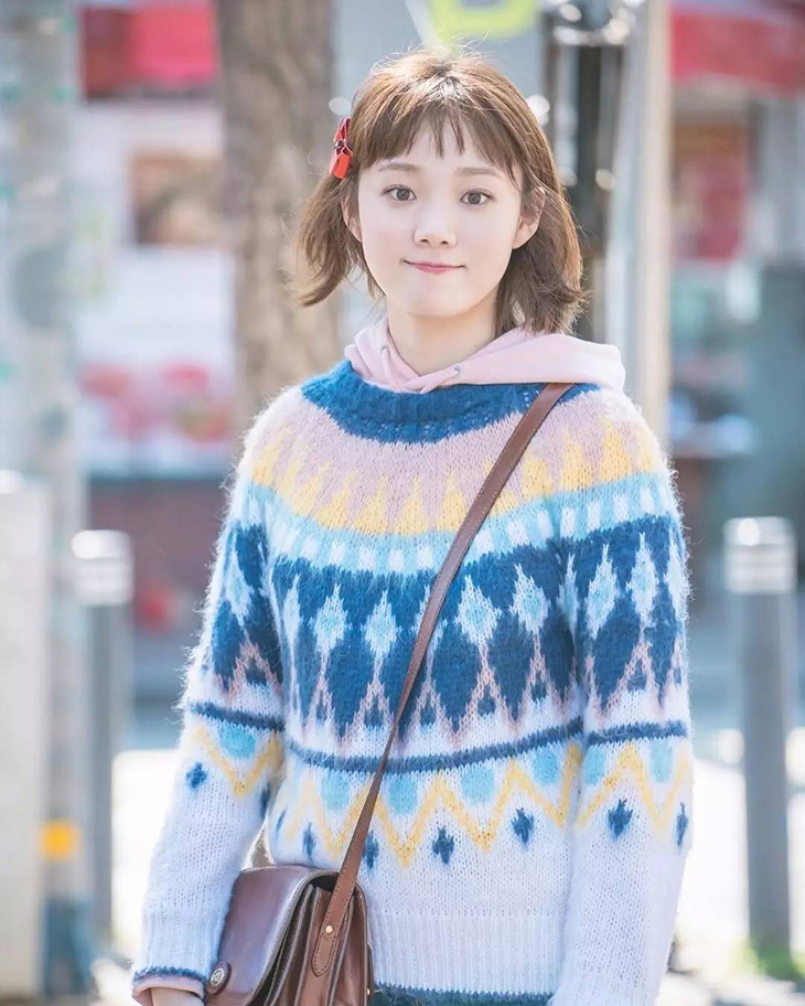 Áo sweater họa tiết, món đồ không thể thiếu trong thời trang mùa Đông ở Hàn, được Lee Sung Kyung thường xuyên diện trong bộ phim Tiên nữ cử tạ.    