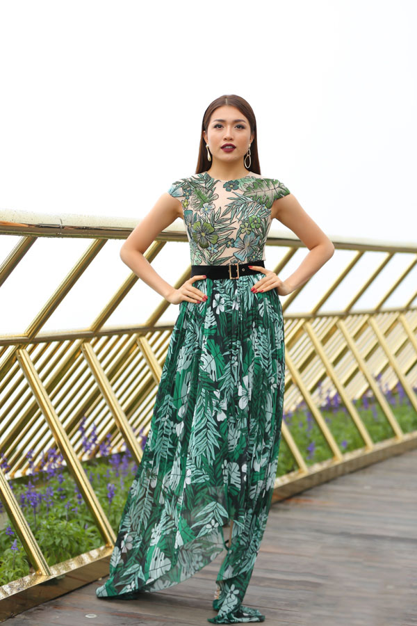 Á hậu Lệ Hằng diện thiết kế váy in hoa lá khi hội ngộ dàn người đẹp nổi tiếng showbiz Việt.    