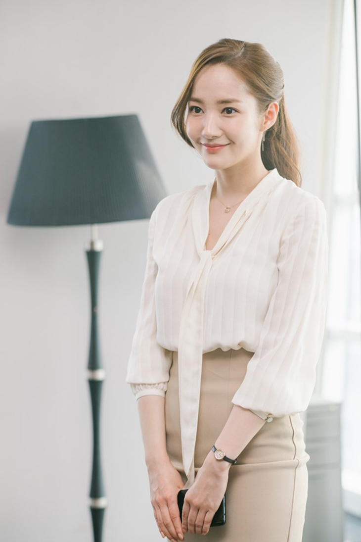 “Thư ký” Park Min Young là biểu tượng thời trang được yêu thích nhất hiện tại khi phim Thư ký Kim sao thế đang nhận được nhiều tình cảm của khán giả. Chỉ với những món đồ quen thuộc như chân váy, áo sơ mi, áo blouse nhưng với cách nhấn nhá tinh tế đã đem lại một xu hướng mới cho thời trang công sở.    